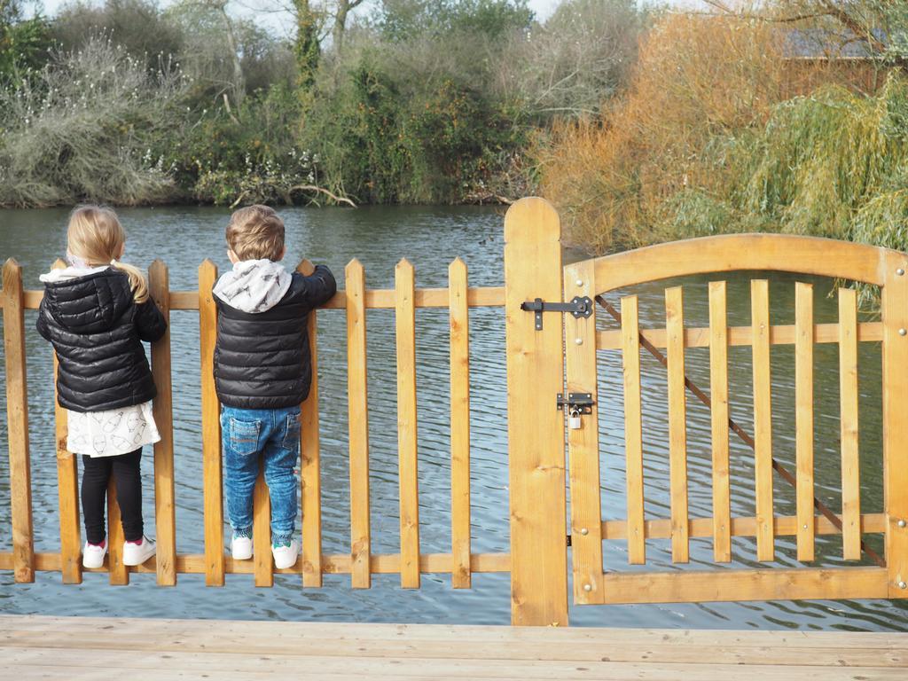 Cabanes Flottantes Et Gites Au Fil De L'Eau Colleville ภายนอก รูปภาพ